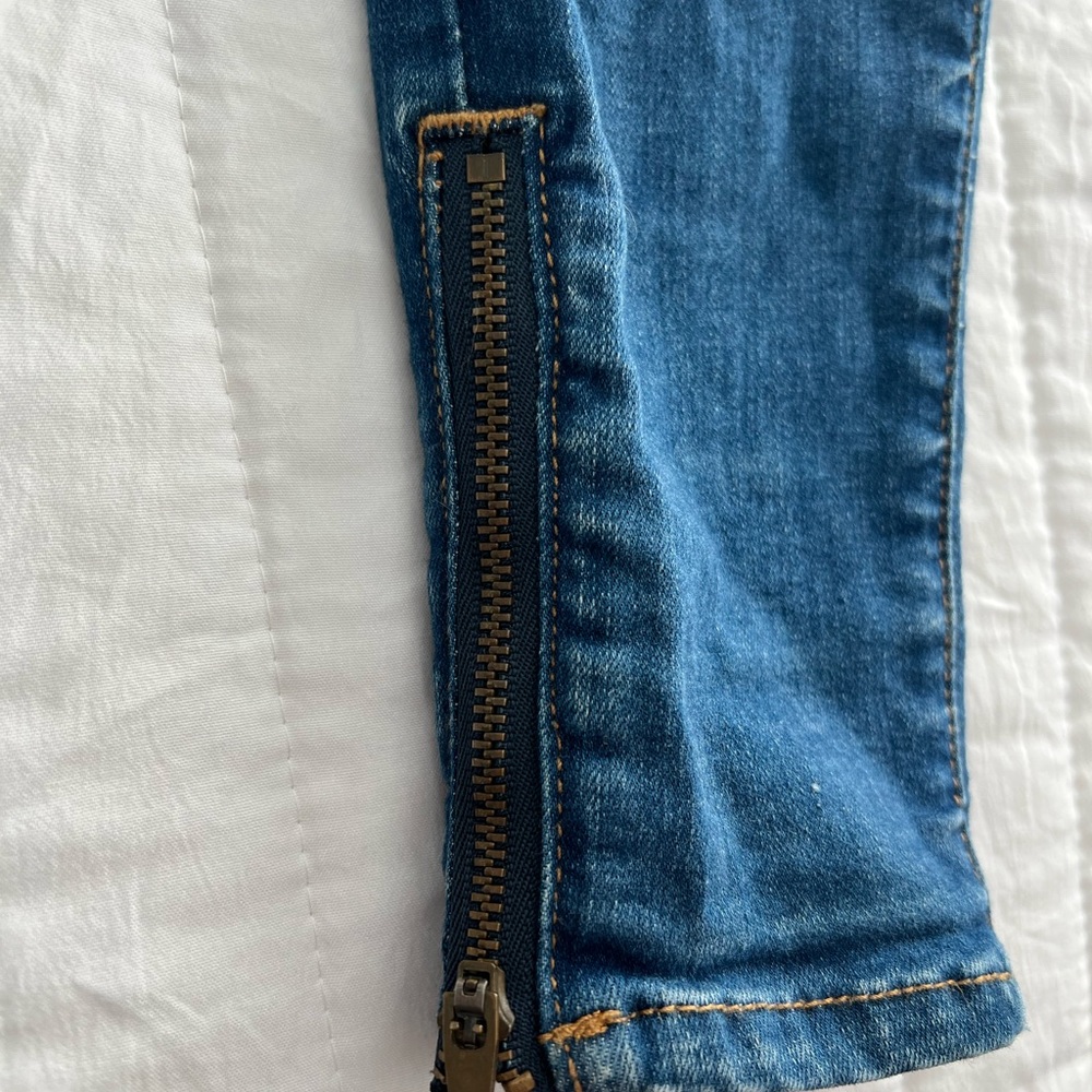 Kendall & Kylie skinny jeans with ankle zippers. Size 25